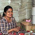 arbeitende Frau in Papierfabrik Nepal
