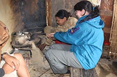Alte Frau in Hütte Nepal