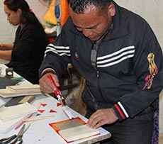 Notizbuch wird verklebt Nepal