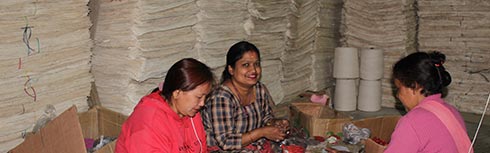 arbeitende Frauen in Papierfabrik Nepal