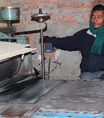 Loktapapier wird gewalzt Nepal