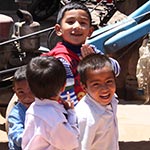 spielende nepalesische Jungs